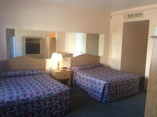 Collins Avenue Hostel image 11